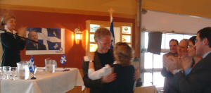 Roger Bertrand, dsign candidat du PQ dans Portneuf, reoit les flicitations de son pouse  et sa prsentatrice